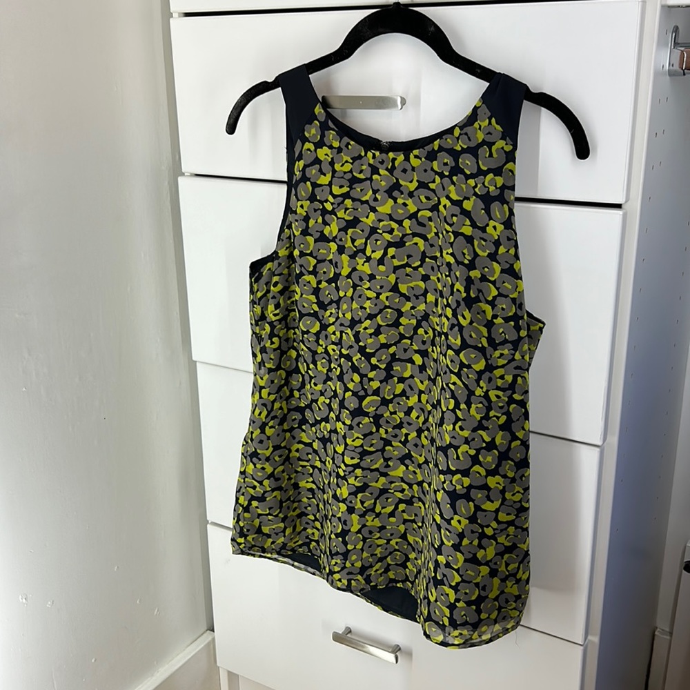 Banana Republic 6P sleeveless blouse pop art cool neutral print.